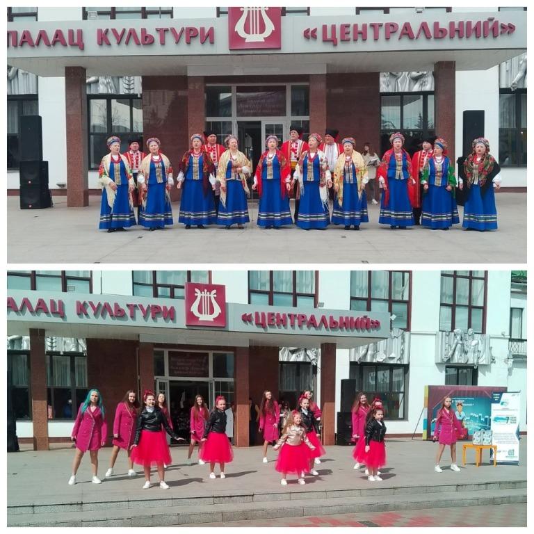 На площі перед ПК 